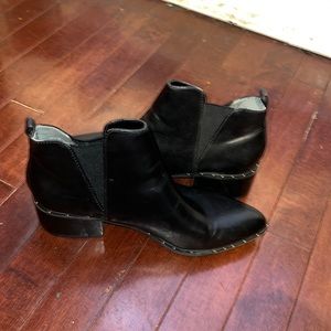 BAR III POINTED BOOTIES